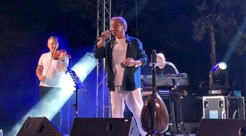 Η Ψάθα χόρεψε σε νησιώτικους ρυθμούς – Ο Βαγγέλης Κονιτόπουλος μάγεψε χιλιάδες θεατές σε ένα ανεπανάληπτο γλέντι