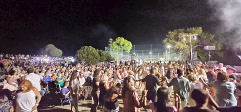 Η Ψάθα χόρεψε σε νησιώτικους ρυθμούς – Ο Βαγγέλης Κονιτόπουλος μάγεψε χιλιάδες θεατές σε ένα ανεπανάληπτο γλέντι