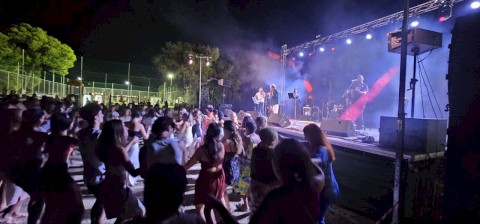 Η Ψάθα χόρεψε σε νησιώτικους ρυθμούς – Ο Βαγγέλης Κονιτόπουλος μάγεψε χιλιάδες θεατές σε ένα ανεπανάληπτο γλέντι