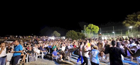 Η Ψάθα χόρεψε σε νησιώτικους ρυθμούς – Ο Βαγγέλης Κονιτόπουλος μάγεψε χιλιάδες θεατές σε ένα ανεπανάληπτο γλέντι