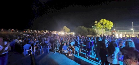 Η Ψάθα χόρεψε σε νησιώτικους ρυθμούς – Ο Βαγγέλης Κονιτόπουλος μάγεψε χιλιάδες θεατές σε ένα ανεπανάληπτο γλέντι