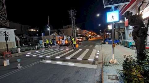 Ο Δήμος Μάνδρας – Ειδυλλίας χαράζει νέα εποχή στην οδική ασφάλεια: Έξυπνες πρότυπες διαβάσεις έξω από τα σχολεία για την προστασία μαθητών και πολιτών