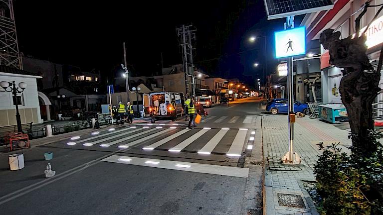 Ο Δήμος Μάνδρας – Ειδυλλίας χαράζει νέα εποχή στην οδική ασφάλεια: Έξυπνες πρότυπες διαβάσεις έξω από τα σχολεία για την προστασία μαθητών και πολιτών