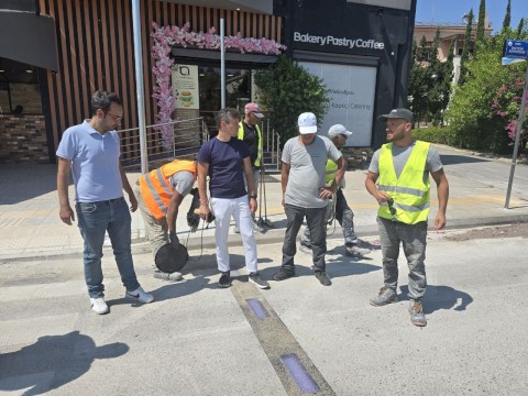 Ο Δήμος Μάνδρας – Ειδυλλίας χαράζει νέα εποχή στην οδική ασφάλεια: Έξυπνες πρότυπες διαβάσεις έξω από τα σχολεία για την προστασία μαθητών και πολιτών