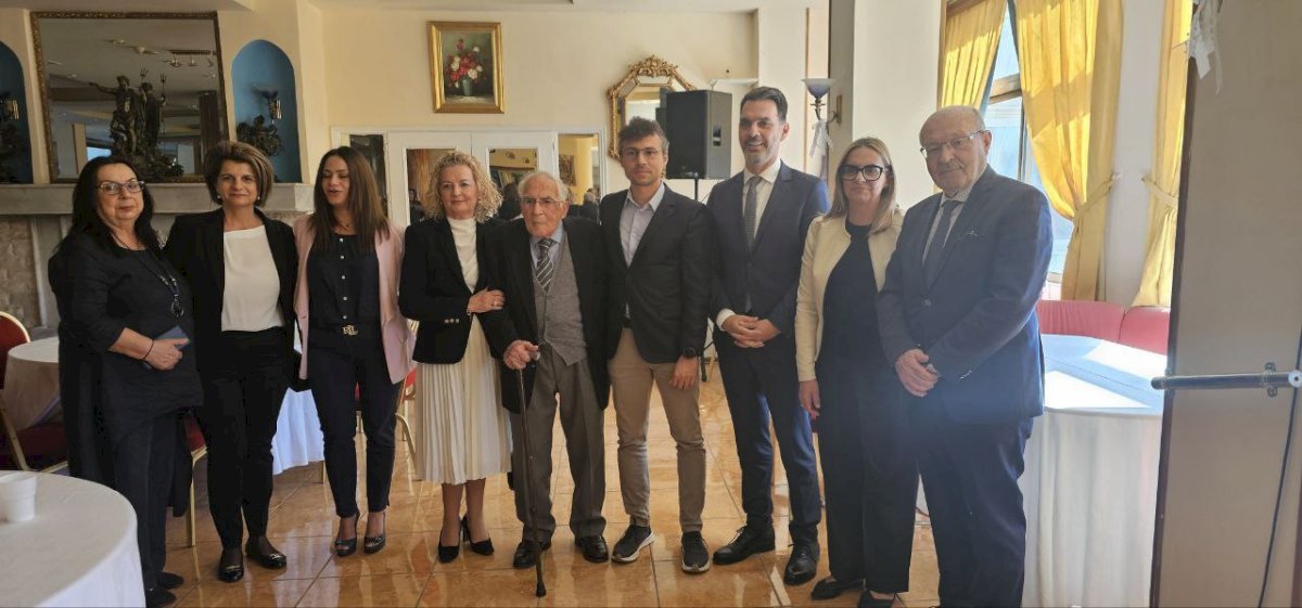 &Tau;&rho;&iota;ή&mu;&epsilon;&rho;&omicron; &Pi;&omicron;&lambda;&iota;&tau;&iota;&sigma;&mu;&omicron;ύ, &Alpha;&theta;&lambda;&eta;&tau;&iota;&sigma;&mu;&omicron;ύ &kappa;&alpha;&iota; &Delta;&eta;&mu;&iota;&omicron;&upsilon;&rho;&gamma;ί&alpha;&sigmaf; &sigma;&tau;&omicron;&nu; &Delta;ή&mu;&omicron; &Mu;ά&nu;&delta;&rho;&alpha;&sigmaf;&ndash;&Epsilon;&iota;&delta;&upsilon;&lambda;&lambda;ί&alpha;&sigmaf; &ndash; &Omicron; &Delta;ή&mu;&omicron;&sigmaf; &pi;&omicron;&upsilon; &Epsilon;&mu;&pi;&nu;έ&epsilon;&iota; &Epsilon;&xi;&omega;&sigma;&tau;&rho;έ&phi;&epsilon;&iota;&alpha; &kappa;&alpha;&iota; &Zeta;&omega;ή