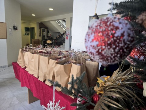 Όταν η αλληλεγγύη δεν είναι σύνθημα αλλά πράξη - 50 γεύματα αγάπης ανήμερα των Χριστουγέννων για πρώτη φορά στον Δήμο Μάνδρας -Ειδυλλίας από τον Δήμαρχο Αρμόδιο Γ. Δρίκο