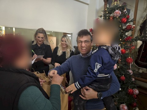 Όταν η αλληλεγγύη δεν είναι σύνθημα αλλά πράξη - 50 γεύματα αγάπης ανήμερα των Χριστουγέννων για πρώτη φορά στον Δήμο Μάνδρας -Ειδυλλίας από τον Δήμαρχο Αρμόδιο Γ. Δρίκο