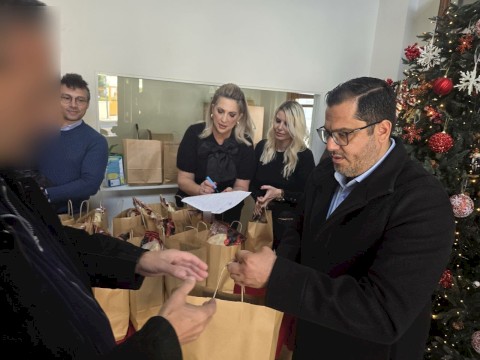 Όταν η αλληλεγγύη δεν είναι σύνθημα αλλά πράξη - 50 γεύματα αγάπης ανήμερα των Χριστουγέννων για πρώτη φορά στον Δήμο Μάνδρας -Ειδυλλίας από τον Δήμαρχο Αρμόδιο Γ. Δρίκο