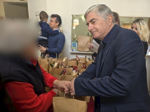 Όταν η αλληλεγγύη δεν είναι σύνθημα αλλά πράξη - 50 γεύματα αγάπης ανήμερα των Χριστουγέννων για πρώτη φορά στον Δήμο Μάνδρας -Ειδυλλίας από τον Δήμαρχο Αρμόδιο Γ. Δρίκο