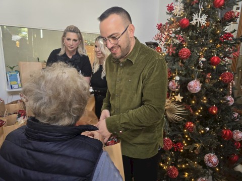 Όταν η αλληλεγγύη δεν είναι σύνθημα αλλά πράξη - 50 γεύματα αγάπης ανήμερα των Χριστουγέννων για πρώτη φορά στον Δήμο Μάνδρας -Ειδυλλίας από τον Δήμαρχο Αρμόδιο Γ. Δρίκο
