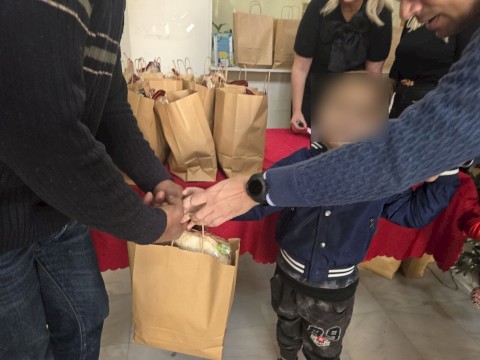 Όταν η αλληλεγγύη δεν είναι σύνθημα αλλά πράξη - 50 γεύματα αγάπης ανήμερα των Χριστουγέννων για πρώτη φορά στον Δήμο Μάνδρας -Ειδυλλίας από τον Δήμαρχο Αρμόδιο Γ. Δρίκο