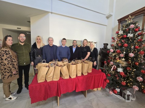 Όταν η αλληλεγγύη δεν είναι σύνθημα αλλά πράξη - 50 γεύματα αγάπης ανήμερα των Χριστουγέννων για πρώτη φορά στον Δήμο Μάνδρας -Ειδυλλίας από τον Δήμαρχο Αρμόδιο Γ. Δρίκο