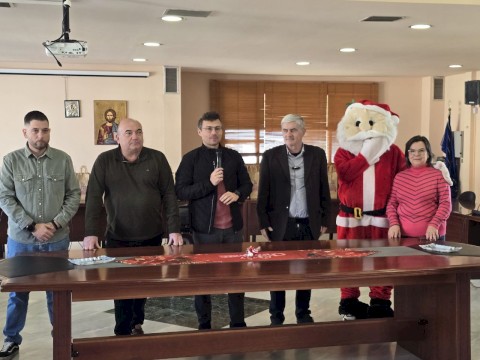 Δώρα, ευχές και έμπρακτη αναγνώριση προς τους εργαζόμενους και τα παιδιά τους από τον Δήμαρχο Αρμόδιο Γ. Δρίκο