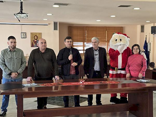 &Delta;ώ&rho;&alpha;, &epsilon;&upsilon;&chi;έ&sigmaf; &kappa;&alpha;&iota; έ&mu;&pi;&rho;&alpha;&kappa;&tau;&eta; &alpha;&nu;&alpha;&gamma;&nu;ώ&rho;&iota;&sigma;&eta; &pi;&rho;&omicron;&sigmaf; &tau;&omicron;&upsilon;&sigmaf; &epsilon;&rho;&gamma;&alpha;&zeta;ό&mu;&epsilon;&nu;&omicron;&upsilon;&sigmaf; &kappa;&alpha;&iota; &tau;&alpha; &pi;&alpha;&iota;&delta;&iota;ά &tau;&omicron;&upsilon;&sigmaf; &alpha;&pi;ό &tau;&omicron;&nu; &Delta;ή&mu;&alpha;&rho;&chi;&omicron; &Alpha;&rho;&mu;ό&delta;&iota;&omicron; &Gamma;. &Delta;&rho;ί&kappa;&omicron;