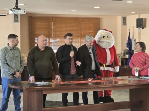 Δώρα, ευχές και έμπρακτη αναγνώριση προς τους εργαζόμενους και τα παιδιά τους από τον Δήμαρχο Αρμόδιο Γ. Δρίκο