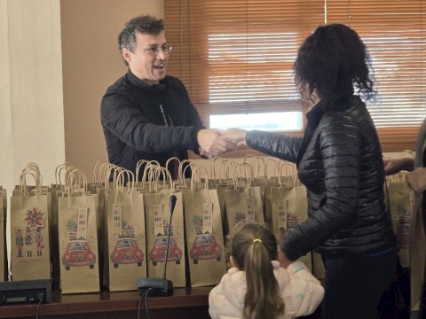 Δώρα, ευχές και έμπρακτη αναγνώριση προς τους εργαζόμενους και τα παιδιά τους από τον Δήμαρχο Αρμόδιο Γ. Δρίκο