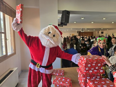 Δώρα, ευχές και έμπρακτη αναγνώριση προς τους εργαζόμενους και τα παιδιά τους από τον Δήμαρχο Αρμόδιο Γ. Δρίκο