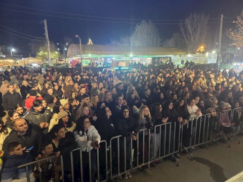 Με γεμάτη πλατεία και μουσική, η Μάνδρα έδωσε τον πιο αισιόδοξο τόνο του 2026