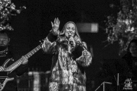 Με γεμάτη πλατεία και μουσική, η Μάνδρα έδωσε τον πιο αισιόδοξο τόνο του 2026