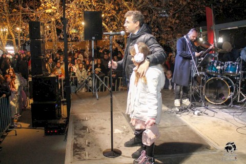 Με γεμάτη πλατεία και μουσική, η Μάνδρα έδωσε τον πιο αισιόδοξο τόνο του 2026