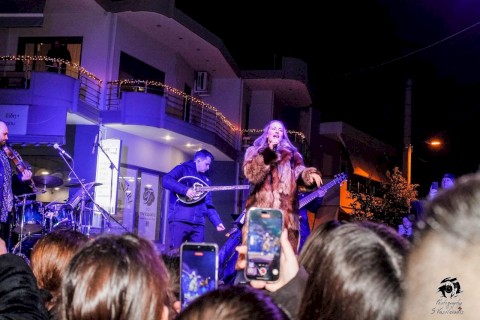 Με γεμάτη πλατεία και μουσική, η Μάνδρα έδωσε τον πιο αισιόδοξο τόνο του 2026