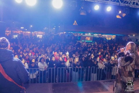 Με γεμάτη πλατεία και μουσική, η Μάνδρα έδωσε τον πιο αισιόδοξο τόνο του 2026