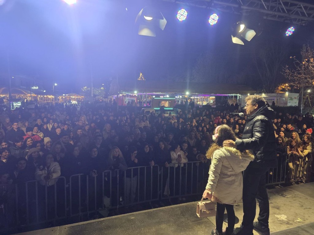 Με γεμάτη πλατεία και μουσική, η Μάνδρα έδωσε τον πιο αισιόδοξο τόνο του 2026