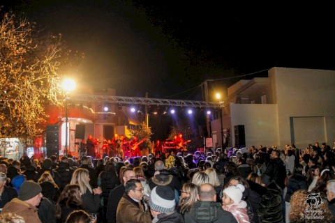 Με γεμάτη πλατεία και μουσική, η Μάνδρα έδωσε τον πιο αισιόδοξο τόνο του 2026