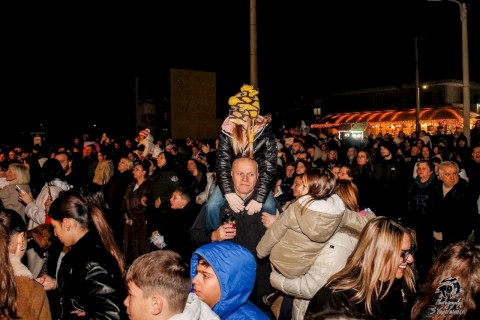 Με γεμάτη πλατεία και μουσική, η Μάνδρα έδωσε τον πιο αισιόδοξο τόνο του 2026