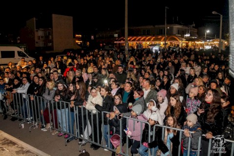 Με γεμάτη πλατεία και μουσική, η Μάνδρα έδωσε τον πιο αισιόδοξο τόνο του 2026