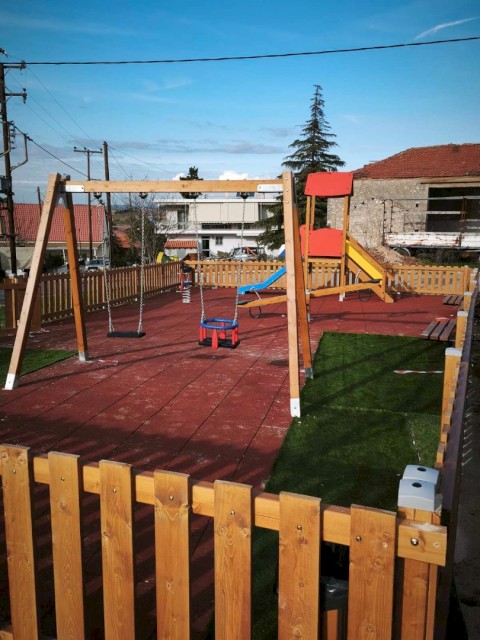 Με συνέπεια στα έργα, ο Δήμαρχος Αρμόδιος Γ. Δρίκος αλλάζει τον δημόσιο χώρο - Δεύτερη ολοκαίνουργια παιδική χαρά στη Δ.Ε. Ερυθρών.