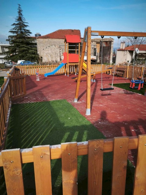 Με συνέπεια στα έργα, ο Δήμαρχος Αρμόδιος Γ. Δρίκος αλλάζει τον δημόσιο χώρο - Δεύτερη ολοκαίνουργια παιδική χαρά στη Δ.Ε. Ερυθρών.