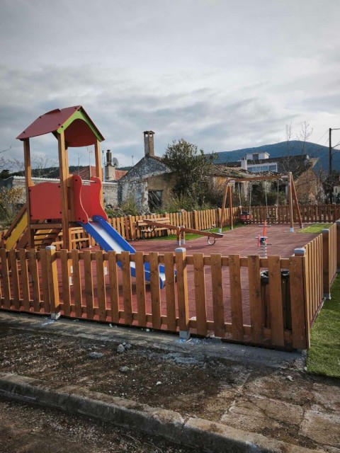 Με συνέπεια στα έργα, ο Δήμαρχος Αρμόδιος Γ. Δρίκος αλλάζει τον δημόσιο χώρο - Δεύτερη ολοκαίνουργια παιδική χαρά στη Δ.Ε. Ερυθρών.