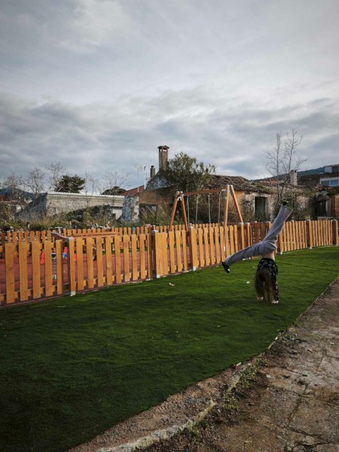 Με συνέπεια στα έργα, ο Δήμαρχος Αρμόδιος Γ. Δρίκος αλλάζει τον δημόσιο χώρο - Δεύτερη ολοκαίνουργια παιδική χαρά στη Δ.Ε. Ερυθρών.