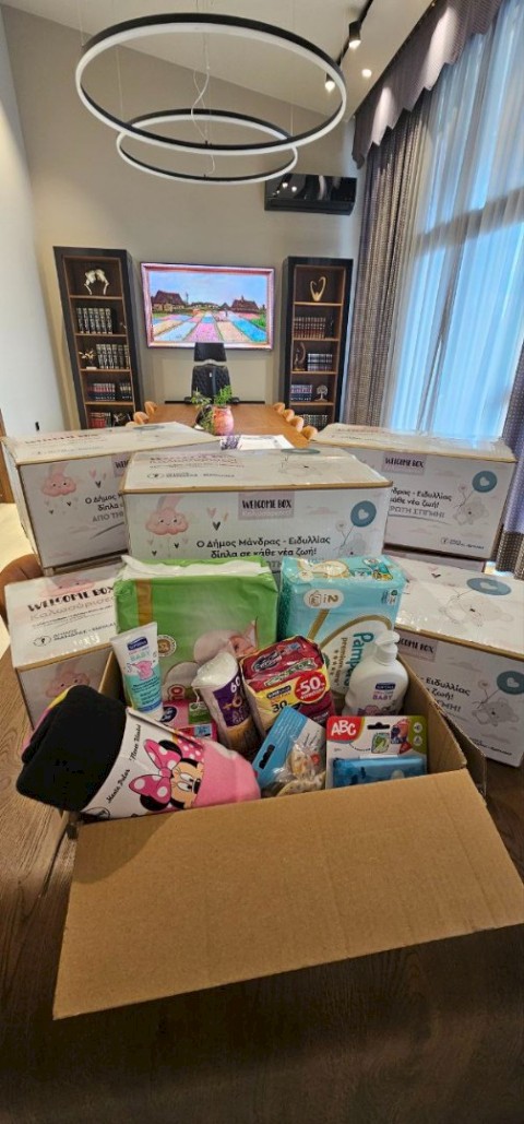 Ο Δήμαρχος Αρμόδιος Γ. Δρίκος πρωτοπορεί: Ο Δήμος Μάνδρας-Ειδυλλίας ο πρώτος στην Ελλάδα με το «Κουτί Καλωσορίσματος – Welcome Box»