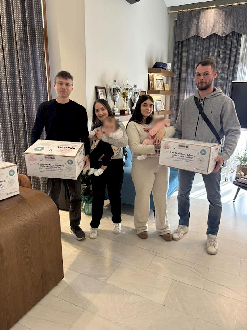 Ο Δήμαρχος Αρμόδιος Γ. Δρίκος πρωτοπορεί: Ο Δήμος Μάνδρας-Ειδυλλίας ο πρώτος στην Ελλάδα με το «Κουτί Καλωσορίσματος – Welcome Box»