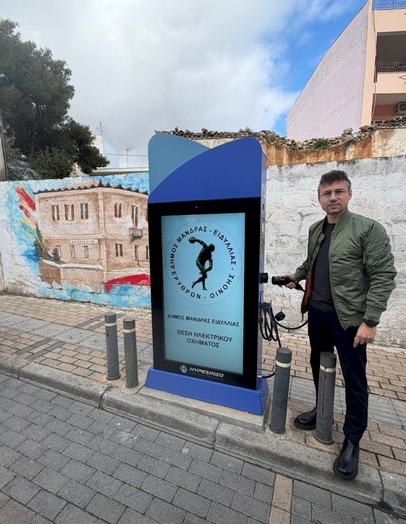 &Omicron; &Delta;ή&mu;&omicron;&sigmaf; &Mu;ά&nu;&delta;&rho;&alpha;&sigmaf;-&Epsilon;&iota;&delta;&upsilon;&lambda;&lambda;ί&alpha;&sigmaf; &pi;&epsilon;&rho;&nu;ά &sigma;&tau;&eta;&nu; &epsilon;&pi;&omicron;&chi;ή &tau;&eta;&sigmaf; &eta;&lambda;&epsilon;&kappa;&tau;&rho;&omicron;&kappa;ί&nu;&eta;&sigma;&eta;&sigmaf; &ndash; &Mu;&epsilon; &tau;&eta;&nu; &upsilon;&pi;&omicron;&gamma;&rho;&alpha;&phi;ή &tau;&omicron;&upsilon; &Delta;&eta;&mu;ά&rho;&chi;&omicron;&upsilon; &Alpha;&rho;&mu;&omicron;&delta;ί&omicron;&upsilon; &Gamma;. &Delta;&rho;ί&kappa;&omicron;&upsilon;, &epsilon;&pi;έ&nu;&delta;&upsilon;&sigma;&eta; 250.450 &euro; &gamma;&iota;&alpha; 27 &delta;&eta;&mu;ό&sigma;&iota;&alpha; &sigma;&eta;&mu;&epsilon;ί&alpha; &phi;ό&rho;&tau;&iota;&sigma;&eta;&sigmaf;