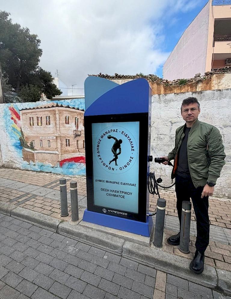 Ο Δήμος Μάνδρας-Ειδυλλίας περνά στην εποχή της ηλεκτροκίνησης – Με την υπογραφή του Δημάρχου Αρμοδίου Γ. Δρίκου, επένδυση 250.450 € για 27 δημόσια σημεία φόρτισης