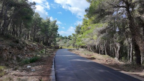 Ολική ασφαλτόστρωση 2.5 χιλιομέτρων στον οικισμό Αγίας Παρασκευής στο Κριεμάδι Βιλίων. Τέλος στην εγκατάλειψη: Τα έργα συνεχίζονται – 40 χρόνια μετά, νέα άσφαλτος στα Βίλια