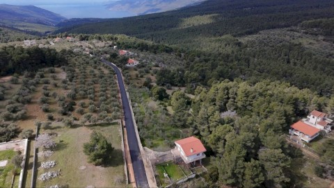 Ολική ασφαλτόστρωση 2.5 χιλιομέτρων στον οικισμό Αγίας Παρασκευής στο Κριεμάδι Βιλίων. Τέλος στην εγκατάλειψη: Τα έργα συνεχίζονται – 40 χρόνια μετά, νέα άσφαλτος στα Βίλια