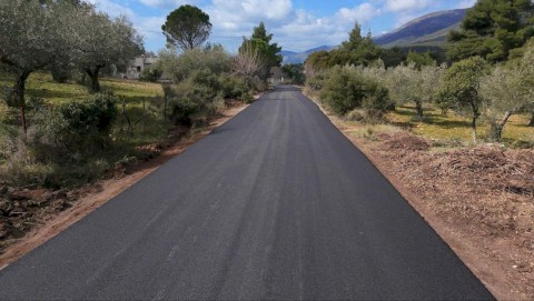 Ολική ασφαλτόστρωση 2.5 χιλιομέτρων στον οικισμό Αγίας Παρασκευής στο Κριεμάδι Βιλίων. Τέλος στην εγκατάλειψη: Τα έργα συνεχίζονται – 40 χρόνια μετά, νέα άσφαλτος στα Βίλια