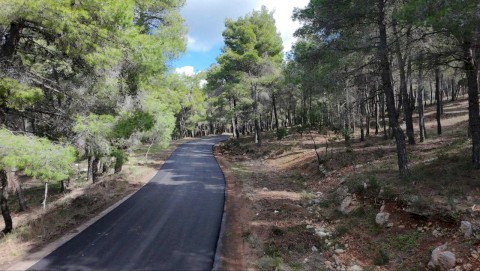Ολική ασφαλτόστρωση 2.5 χιλιομέτρων στον οικισμό Αγίας Παρασκευής στο Κριεμάδι Βιλίων. Τέλος στην εγκατάλειψη: Τα έργα συνεχίζονται – 40 χρόνια μετά, νέα άσφαλτος στα Βίλια