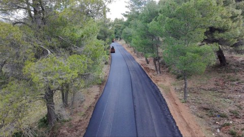 Ολική ασφαλτόστρωση 2.5 χιλιομέτρων στον οικισμό Αγίας Παρασκευής στο Κριεμάδι Βιλίων. Τέλος στην εγκατάλειψη: Τα έργα συνεχίζονται – 40 χρόνια μετά, νέα άσφαλτος στα Βίλια