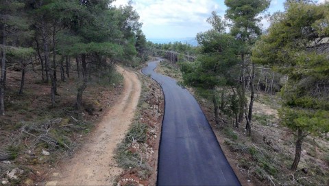 Ολική ασφαλτόστρωση 2.5 χιλιομέτρων στον οικισμό Αγίας Παρασκευής στο Κριεμάδι Βιλίων. Τέλος στην εγκατάλειψη: Τα έργα συνεχίζονται – 40 χρόνια μετά, νέα άσφαλτος στα Βίλια