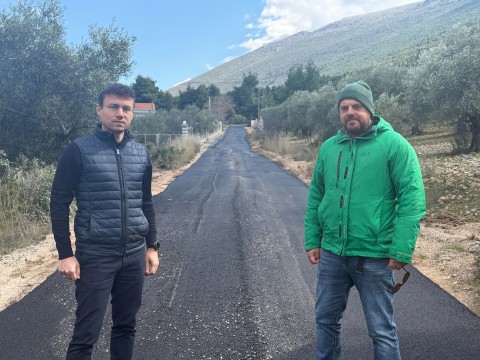 Ολική ασφαλτόστρωση 2.5 χιλιομέτρων στον οικισμό Αγίας Παρασκευής στο Κριεμάδι Βιλίων. Τέλος στην εγκατάλειψη: Τα έργα συνεχίζονται – 40 χρόνια μετά, νέα άσφαλτος στα Βίλια