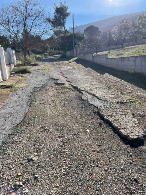 Ολική ασφαλτόστρωση 2.5 χιλιομέτρων στον οικισμό Αγίας Παρασκευής στο Κριεμάδι Βιλίων. Τέλος στην εγκατάλειψη: Τα έργα συνεχίζονται – 40 χρόνια μετά, νέα άσφαλτος στα Βίλια