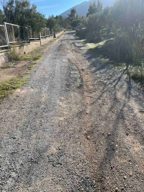 Ολική ασφαλτόστρωση 2.5 χιλιομέτρων στον οικισμό Αγίας Παρασκευής στο Κριεμάδι Βιλίων. Τέλος στην εγκατάλειψη: Τα έργα συνεχίζονται – 40 χρόνια μετά, νέα άσφαλτος στα Βίλια