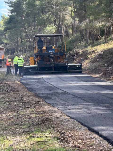 Ολική ασφαλτόστρωση 2.5 χιλιομέτρων στον οικισμό Αγίας Παρασκευής στο Κριεμάδι Βιλίων. Τέλος στην εγκατάλειψη: Τα έργα συνεχίζονται – 40 χρόνια μετά, νέα άσφαλτος στα Βίλια