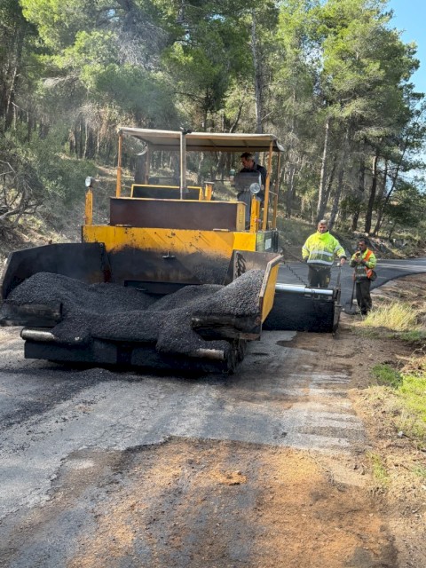 Ολική ασφαλτόστρωση 2.5 χιλιομέτρων στον οικισμό Αγίας Παρασκευής στο Κριεμάδι Βιλίων. Τέλος στην εγκατάλειψη: Τα έργα συνεχίζονται – 40 χρόνια μετά, νέα άσφαλτος στα Βίλια
