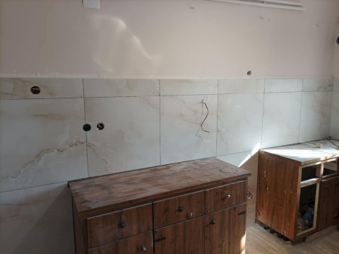 Η αλληλεγγύη ξαναχτίζει ένα σπίτι στη Μάνδρα - Ο Δήμαρχος Αρμόδιος Γ. Δρίκος αποκαθιστά πλήρως την πυρόπληκτη κατοικία με προσωπική χορηγία — χωρίς καμία επιβάρυνση του δημοτικού προϋπολογισμού